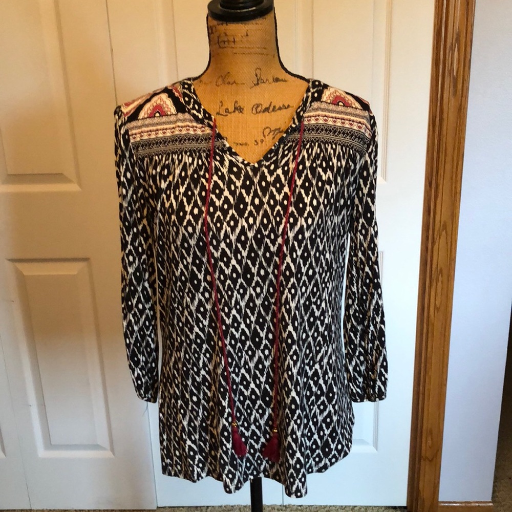 Casual summer knit top, black and white with pink and peach accents